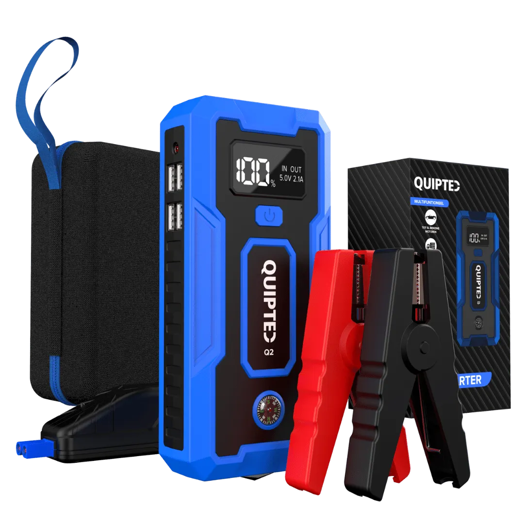 De afbeelding toont de Quipted Q2 jump starter, samen met twee startkabels. De Q2 heeft een zwart-blauw ontwerp met een digitaal display en een kompas. Er is een zwarte en een rode startkabel zichtbaar, naast de verpakking van de jump starter.