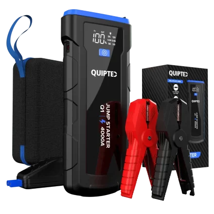 De afbeelding toont een Quipted jump starter, model Q1, met slimme startkabels in rood en zwart.